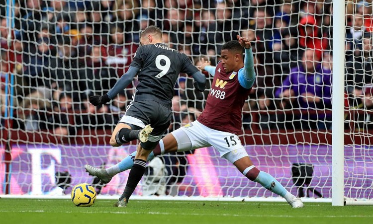 Leicester (trái) đang ngày càng rời xa Top 4 Leicester (trái) đang ngày càng rời xa Top 4