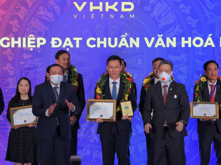 Ông Lê Thanh Tùng – Thành viên HĐQT VietinBank đại diện DN nhận danh hiệu “Doanh nghiệp đạt chuẩn văn hóa kinh doanh Việt Nam” năm 2021 Ông Lê Thanh Tùng – Thành viên HĐQT VietinBank đại diện DN nhận danh hiệu “Doanh nghiệp đạt chuẩn văn hóa kinh doanh Việt Nam” năm 2021