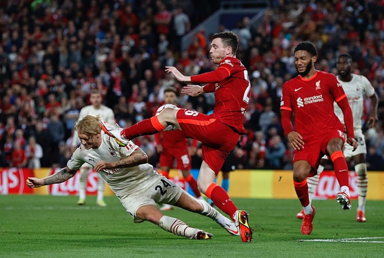 AC Milan (trắng) phải thắng mới có thể giành quyền đi tiếp AC Milan (trắng) phải thắng mới có thể giành quyền đi tiếp