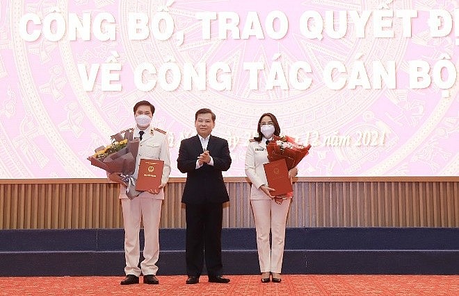 Ông Lê Minh Trí (giữa) trao quyết định cho ông Nguyễn Đức Bằng và Trần Thị Thanh Huyền (Ảnh: VGP) Ông Lê Minh Trí (giữa) trao quyết định cho ông Nguyễn Đức Bằng và Trần Thị Thanh Huyền (Ảnh: VGP)