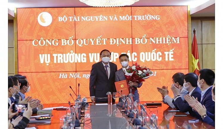 Ông Lê Ngọc Tuấn (phải) nhận quyết định bổ nhiệm (Ảnh: VGP) Ông Lê Ngọc Tuấn (phải) nhận quyết định bổ nhiệm (Ảnh: VGP)