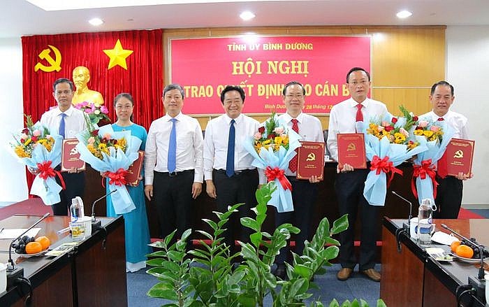 Các cán bộ nhận quyết định tại buổi lễ (Ảnh: Báo Bình Dương)