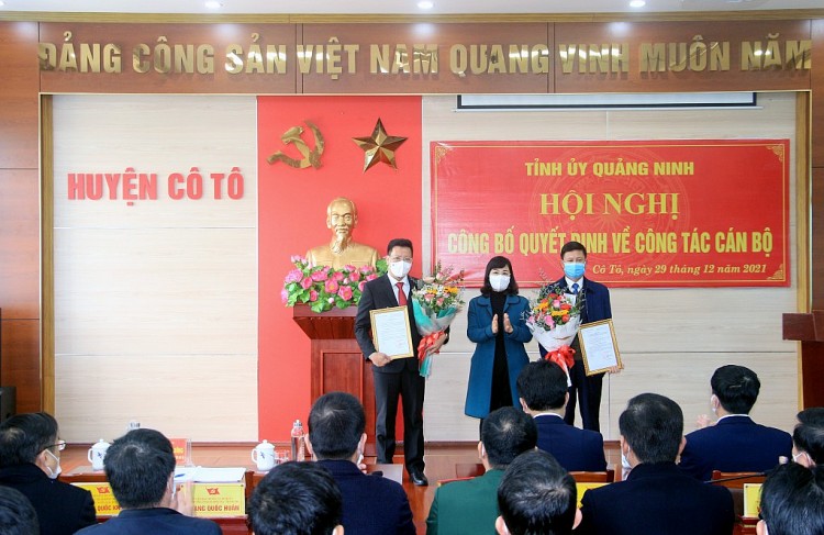 Các ông Nguyễn Việt Dũng, Đỗ Huy Thông nhận quyết định (Ảnh: VGP)