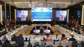 女性议员会议正式开幕并进入首日会议议程