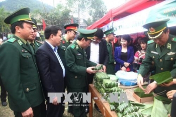 边境军民迎新春：增添新春喜气 浓浓军民情谊