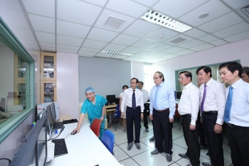 胡志明市市委书记阮善仁走访慰问典范医务人员