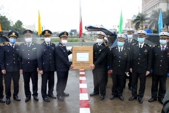 芒街海关向中国东兴海关捐赠两万个口罩