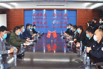 越南广宁省芒街市向中国广西东兴市援助医疗物资