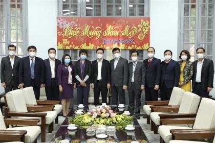 越共中央书记处常务书记武文赏走访慰问中央卫生与流行病学研究院工作人员