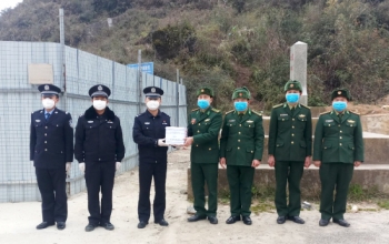 越南新蔡边防站向中国田蓬边防分站分享信息并捐赠医疗设备