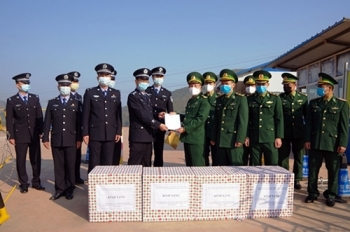 奠边省向中国戍边力量赠送一万副口罩