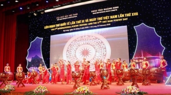 下龙国际诗歌晚会开幕 吸引世界近200名诗人和作家参加