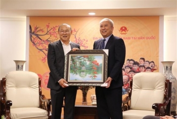 越南国足教练朴恒绪同四名球员在韩国与球迷交流