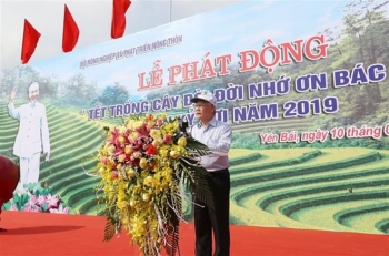 阮富仲出席“世代铭记胡伯伯之恩”植树节启动仪式