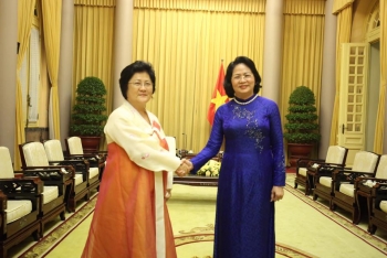 越南国家副主席邓氏玉盛会见朝鲜越南友好协会代表团