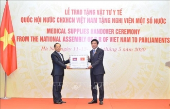 越南国会向世界多国议会捐赠医疗物资