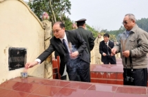 为中国抗美援越志愿军烈士扫墓