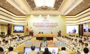 政府总理阮春福主持召开政府与各地方视频会议