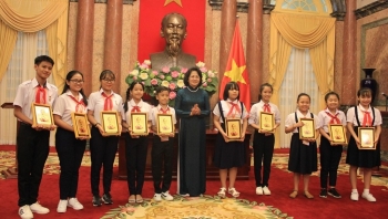 越南国家副主席邓氏玉盛会见平阳省胡伯伯好学生代表团