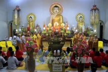 旅居老挝越南人举行活动 庆祝盂兰节 祈求国泰民安