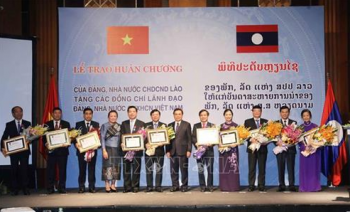 越南祖国阵线中央委员会和越共中央民运部领导荣获老挝自由勋章