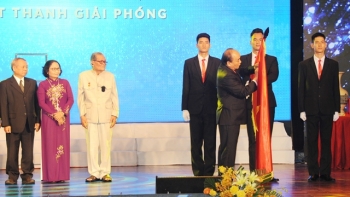 越南政府总理阮春福向越南之声广播电台授予人民武装力量英雄称号