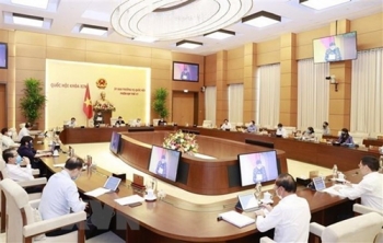越南政府8月份例行会议的决议：致力于实现“双重目标”和最高增速