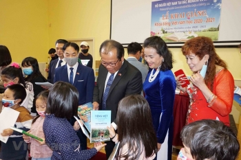 旅居捷克越南人在疫情中维持越南语教学活动