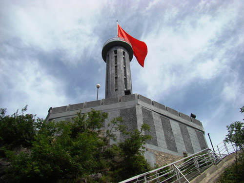 神圣的龙鼓旗台