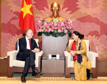 国会主席阮氏金银会见欧洲议会国际贸易委员会主席博纳·兰格