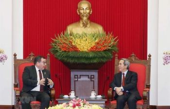 越共中央经济委员会主任阮文平会见新西兰卫生部长兼体育和娱乐部长格兰特