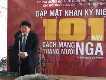 纪念俄国十月革命胜利101周年的见面会在河内举行