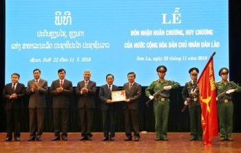 老挝向越南山萝省省委书记授予老挝二级自由勋章