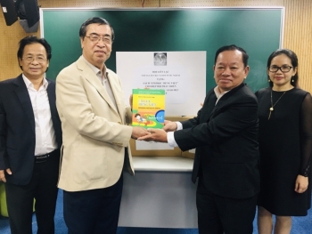 ALOV给台越经济文化教育发展协会捐送100本《我学越南语》教科书