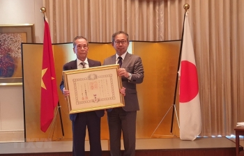 日本政府向越南副教授陈山授予日出勋章和玫瑰结