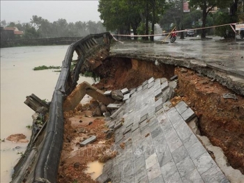 洪水给中部和中部以南地区各省造成严重损失