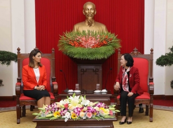 新阿塞拜疆党代表团对越南进行工作访问