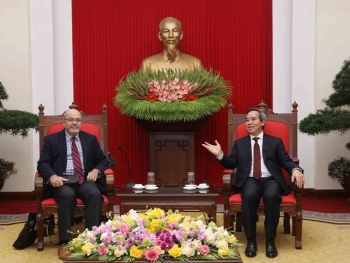 越共中央经济部部长阮文平会见国际货币基金组织代表团