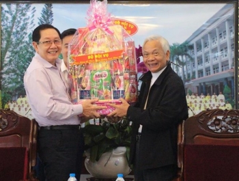 越南内务部代表团圣诞节前走访慰问安江省天主教徒