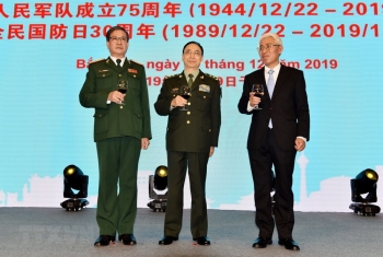 中共中央军委政治工作部副主任何宏军出席越南人民军建军75周年纪念典礼