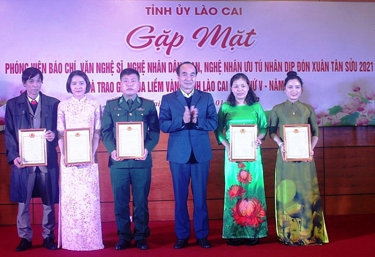 Báo chí và văn học nghệ thuật góp phần thực hiện thắng lợi các nhiệm vụ chính trị của tỉnh Lào Cai Báo chí và văn học nghệ thuật góp phần thực hiện thắng lợi các nhiệm vụ chính trị của tỉnh Lào Cai