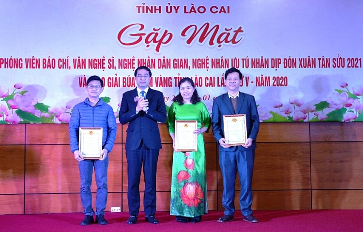 Báo chí và văn học nghệ thuật góp phần thực hiện thắng lợi các nhiệm vụ chính trị của tỉnh Lào Cai Báo chí và văn học nghệ thuật góp phần thực hiện thắng lợi các nhiệm vụ chính trị của tỉnh Lào Cai