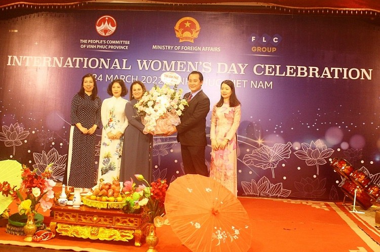 Phụ nữ Việt Nam thể hiện vai trò quan trọng trong hòa bình và phát triển Phụ nữ Việt Nam thể hiện vai trò quan trọng trong hòa bình và phát triển