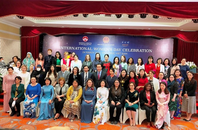 Phụ nữ Việt Nam thể hiện vai trò quan trọng trong hòa bình và phát triển Phụ nữ Việt Nam thể hiện vai trò quan trọng trong hòa bình và phát triển