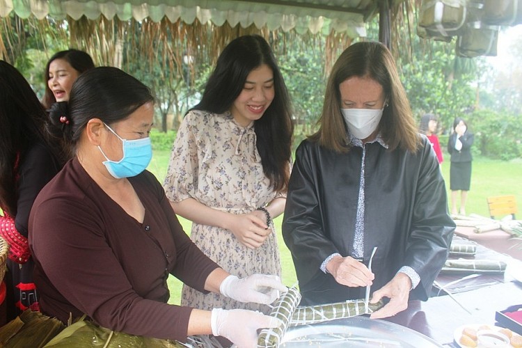 Phụ nữ Việt Nam thể hiện vai trò quan trọng trong hòa bình và phát triển Phụ nữ Việt Nam thể hiện vai trò quan trọng trong hòa bình và phát triển
