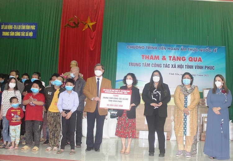 Phụ nữ Việt Nam thể hiện vai trò quan trọng trong hòa bình và phát triển Phụ nữ Việt Nam thể hiện vai trò quan trọng trong hòa bình và phát triển