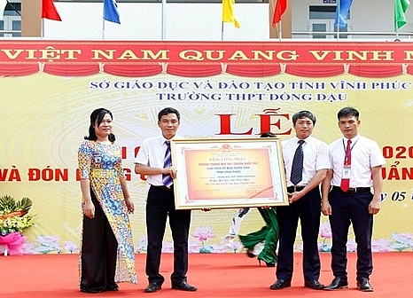 Thầy và trò trường THPT Đồng Đậu tích cực thi đua “Dạy tốt – Học tốt” Thầy và trò trường THPT Đồng Đậu tích cực thi đua “Dạy tốt – Học tốt”