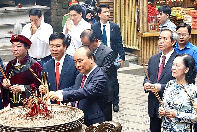 Chủ tịch nước Nguyễn Xuân Phúc và các lãnh đạo Đảng, Nhà nước dâng hương tưởng niệm các Vua Hùng