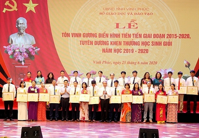 undefined 1643 chy tych ubnd tynh nguyyn vyn tri va pho chy tych ubnd tynh vy viyt vyn trao byng khen cya by gdyt tyng cac thyy co giao co thanh tich xuyt syc trong phong trao thi yua yeu nyyc giai yoyn
