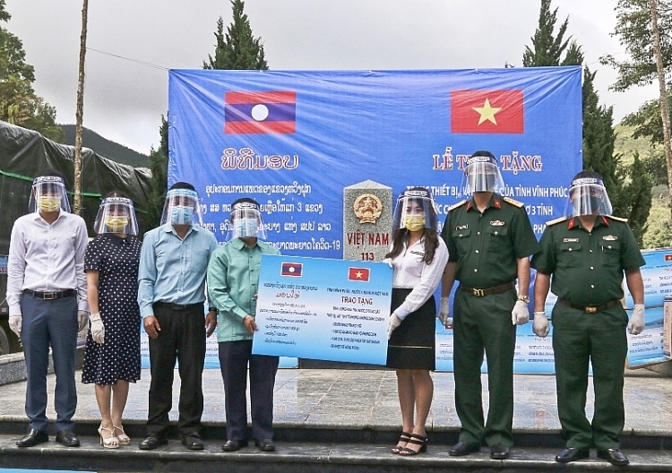 Tỉnh Vĩnh Phúc trao tặng trang thiết bị, vật tư y tế các tỉnh Bắc Lào phòng, chống dịch Covid-19 Tỉnh Vĩnh Phúc trao tặng trang thiết bị, vật tư y tế các tỉnh Bắc Lào phòng, chống dịch Covid-19